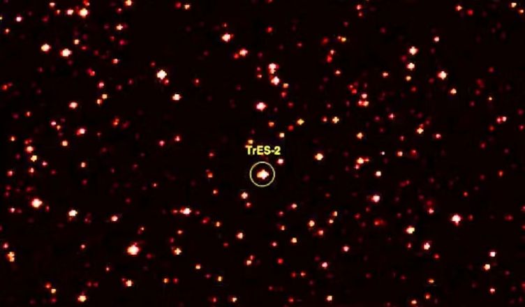 El planeta negro TrES‑2b, un mundo de eterna oscuridad